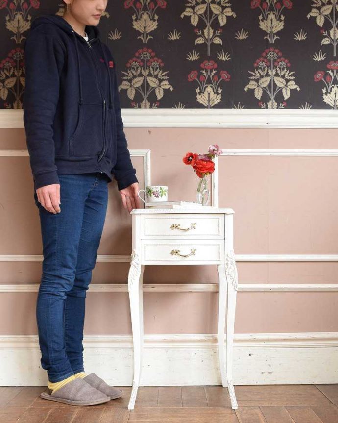 アンティークのチェスト　アンティーク家具　フランス輸入のアンティーク家具、優美なホワイトペイントのベッドサイドチェスト。毎日がお姫さま気分で過ごせるチェストまるでおとぎ話の世界から飛び出てきたような可愛いデザインのチェスト。(q-1420-f)