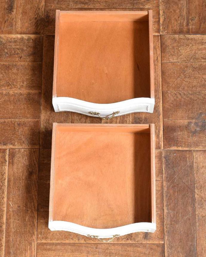 アンティークのチェスト　アンティーク家具　フランス輸入のアンティーク家具、優美なホワイトペイントのベッドサイドチェスト。引き出しの中もキレイに修復しましたチェストで一番気になる引き出しの中も、もちろん専門の職人がキレイに修復しました。(q-1420-f)