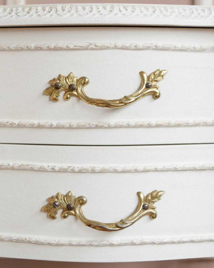 アンティークのチェスト　アンティーク家具　フランス輸入のアンティーク家具、優美なホワイトペイントのベッドサイドチェスト。開ける度にワクワクする取っ手優雅なデザインは、もちろん取っ手の部分も。(q-1420-f)
