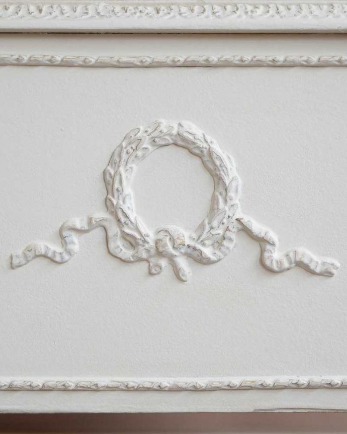 アンティークのチェスト　アンティーク家具　フランス輸入のアンティーク家具、優美なホワイトペイントのベッドサイドチェスト。惚れ惚れしちゃう美しさ女性らしい彫り。(q-1420-f)