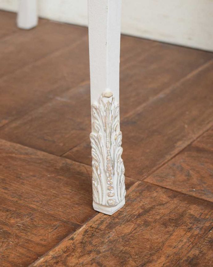 アンティークのチェスト　アンティーク家具　フランス輸入のアンティーク家具、優美なホワイトペイントのベッドサイドチェスト。女性1人でラクラク運べちゃう仕掛けHandleのアンティークは、脚の裏にフェルトキーパーをお付けしています。(q-1420-f)