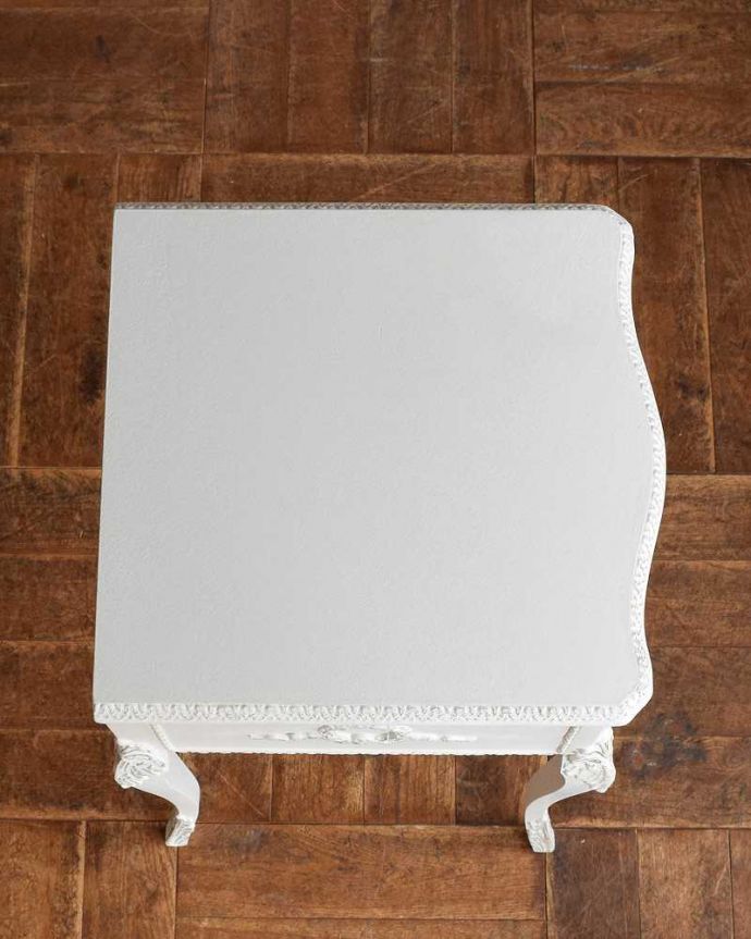 アンティークのチェスト　アンティーク家具　フランス輸入のアンティーク家具、優美なホワイトペイントのベッドサイドチェスト。何を置こうかな･･･？上から見ると天板の形はこんな感じです。(q-1420-f)