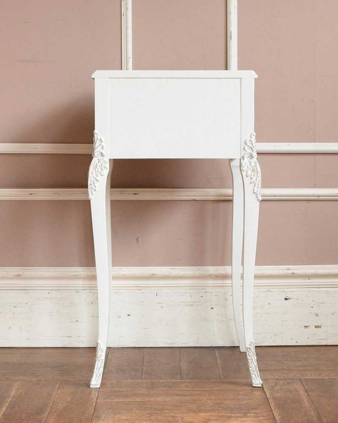 アンティークのチェスト　アンティーク家具　フランス輸入のアンティーク家具、優美なホワイトペイントのベッドサイドチェスト。後ろ姿もキレイなんですアンティークは新品ではないので、もちろん経年変化によるキズはありますが、専門の職人がキレイにお直しをしているので、後ろ姿もキレイなんです。(q-1420-f)