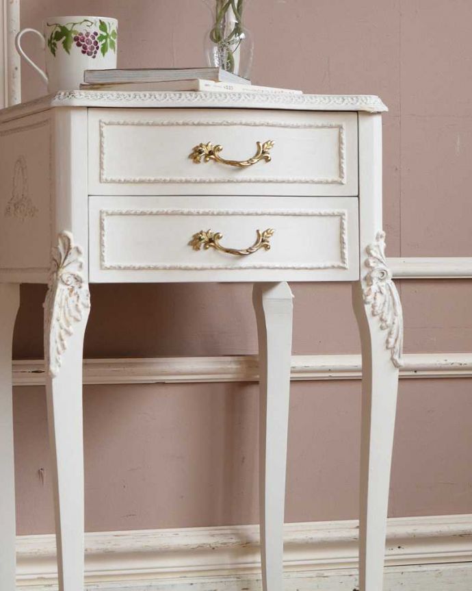 アンティークのチェスト　アンティーク家具　フランス輸入のアンティーク家具、優美なホワイトペイントのベッドサイドチェスト。女子力がUPしちゃう優雅な曲線美フランスらしいエレガントな曲線が一番の魅力です。(q-1420-f)