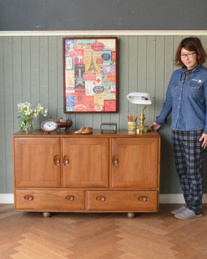 アーコールの家具 アンティーク家具 北欧スタイルのお部屋にピッタリ似合うビンテージ家具、アーコール社のサイドボード。人気のヒミツは北欧スタイルのデザインやっぱりスッキリとカッコイイ北欧デザインが人気のサイドボード。(q-1421-f)