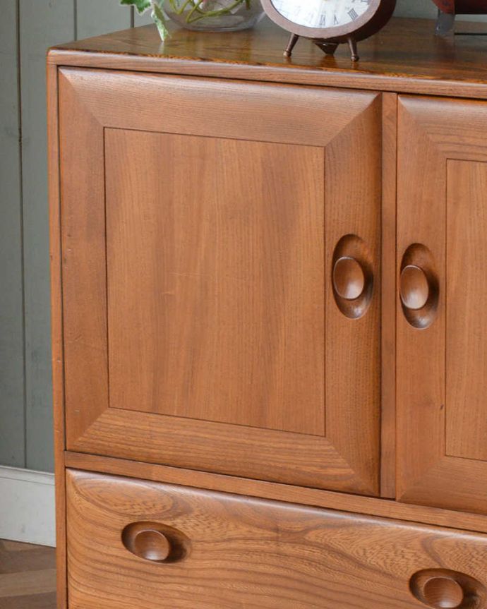 アーコールの家具 アンティーク家具 北欧スタイルのお部屋にピッタリ似合うビンテージ家具、アーコール社のサイドボード。ヴィンテージ家具らしいあたたかさ。(q-1421-f)