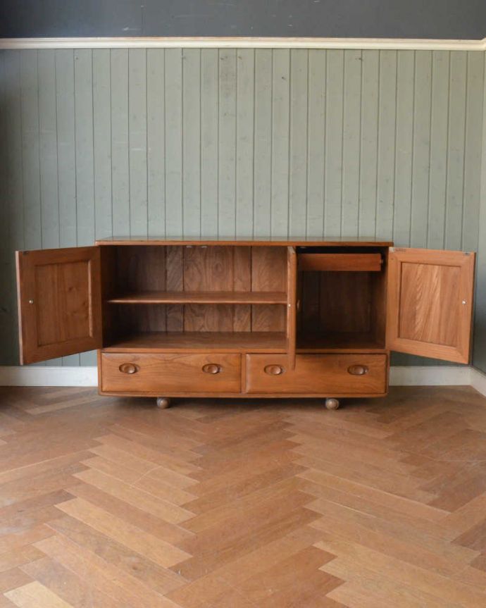 アーコールの家具 アンティーク家具 北欧スタイルのお部屋にピッタリ似合うビンテージ家具、アーコール社のサイドボード。扉の奥はたっぷり収納扉を開けると、中にはたっぷりの収納。(q-1421-f)