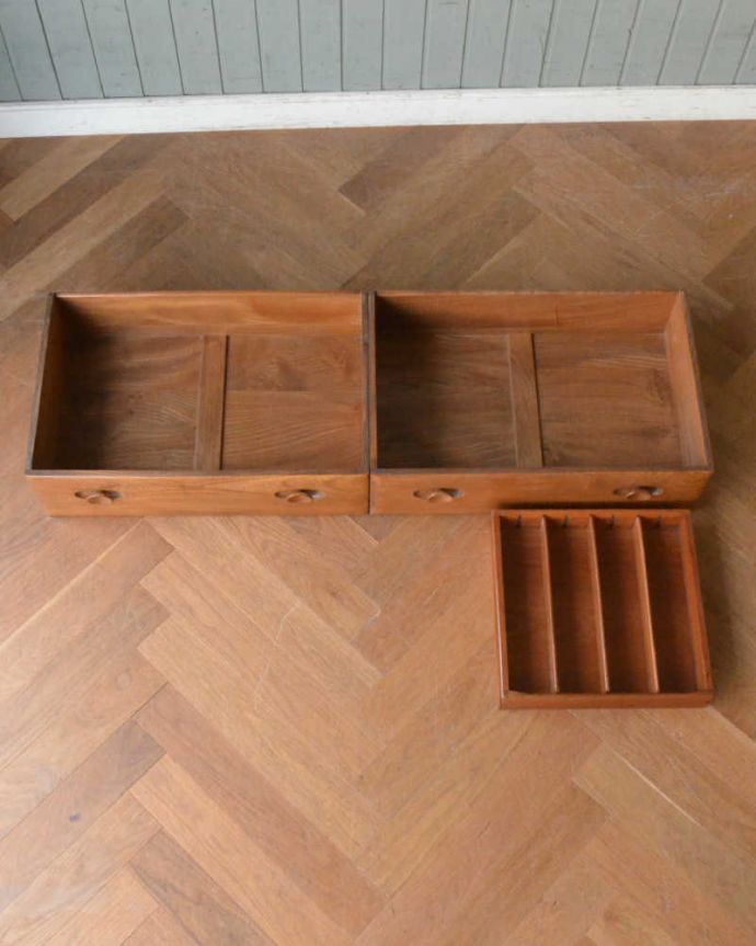 アーコールの家具 アンティーク家具 北欧スタイルのお部屋にピッタリ似合うビンテージ家具、アーコール社のサイドボード。キレイにお直ししました引き出しの中も修復の際、専門の職人がキレイにしました。(q-1421-f)