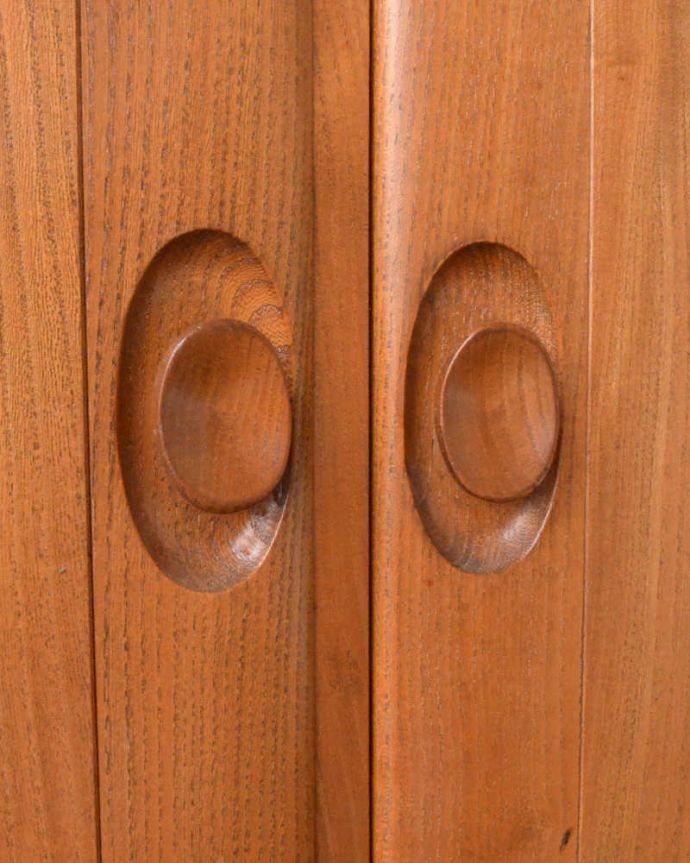 アーコールの家具 アンティーク家具 北欧スタイルのお部屋にピッタリ似合うビンテージ家具、アーコール社のサイドボード。扉の木目があたたかさを演出クールなデザインなのに、なんだかほっとするあたたかさ。(q-1421-f)