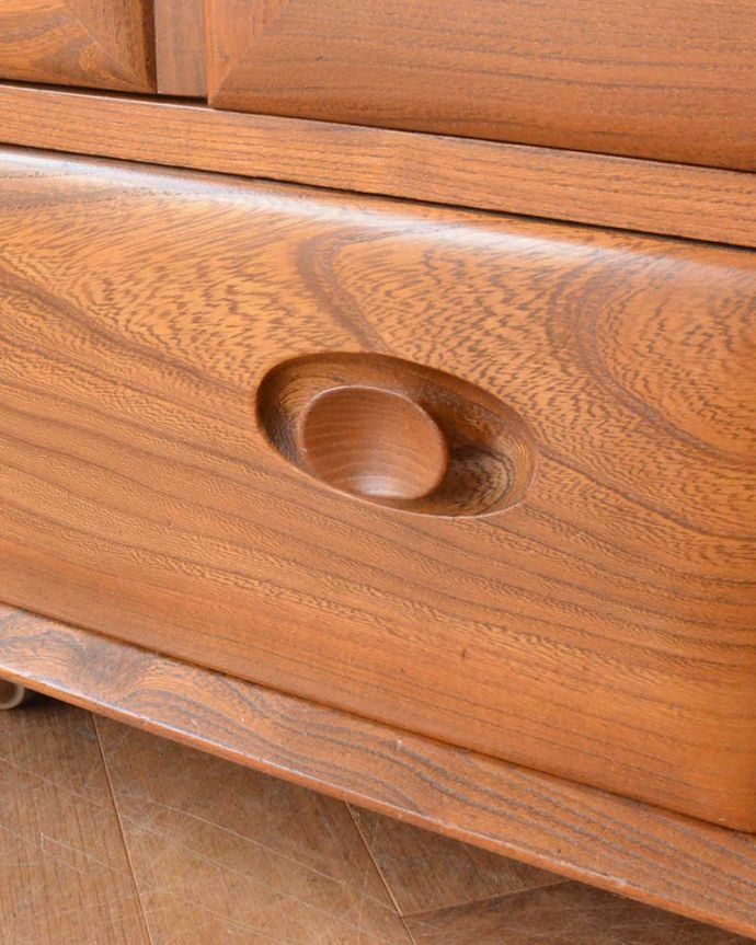 アーコールの家具 アンティーク家具 北欧スタイルのお部屋にピッタリ似合うビンテージ家具、アーコール社のサイドボード。デザインの一部になっている取っ手取っ手のデザインもシンプルかつ機能的に。(q-1421-f)