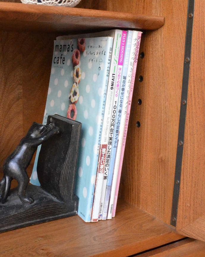 アーコールの家具 アンティーク家具 北欧スタイルのお部屋にピッタリ似合うビンテージ家具、アーコール社のサイドボード。扉の中は収納たっぷりA4サイズの雑誌までしっかり収納出来ちゃう大きさ。(q-1421-f)