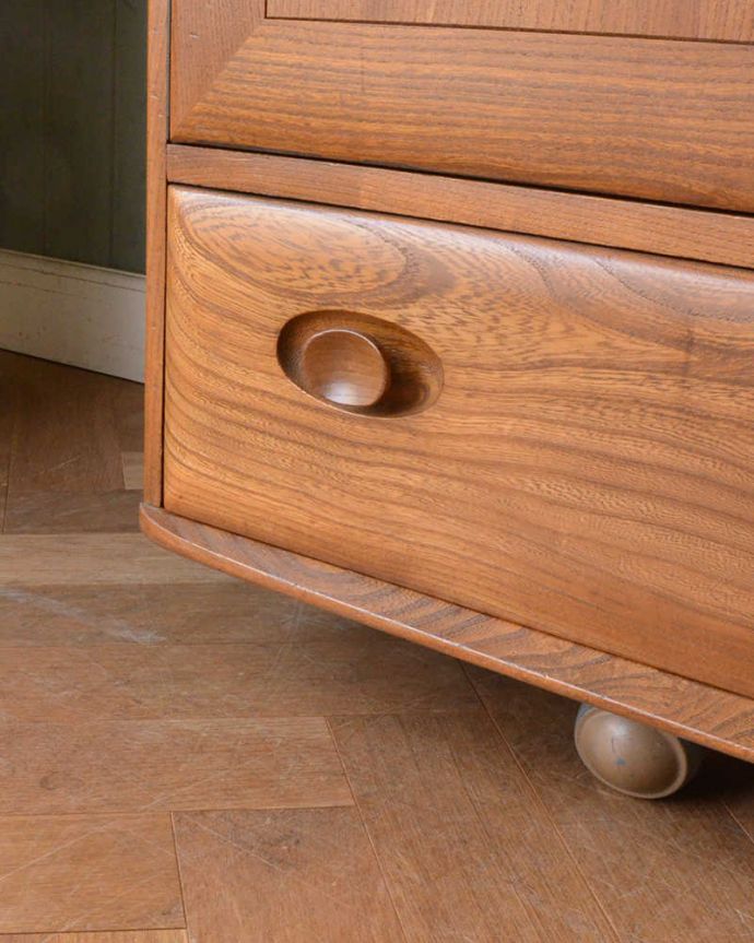 アーコールの家具 アンティーク家具 北欧スタイルのお部屋にピッタリ似合うビンテージ家具、アーコール社のサイドボード。ちゃんと動きます脚の部分にはコロコロ転がして移動できるキャスターが付いています。(q-1421-f)