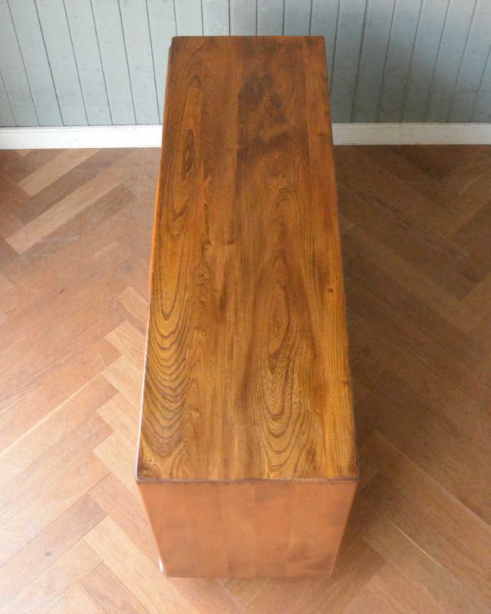 アーコールの家具 アンティーク家具 北欧スタイルのお部屋にピッタリ似合うビンテージ家具、アーコール社のサイドボード。天板の塗装もキレイに仕上げましたヴィンテージの家具は修復方法が様々。(q-1421-f)