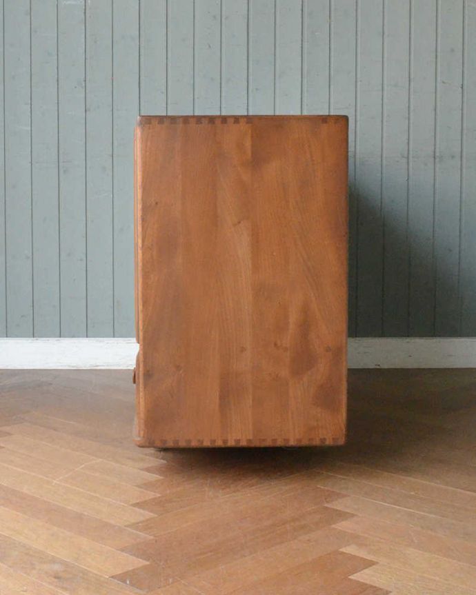 アーコールの家具 アンティーク家具 北欧スタイルのお部屋にピッタリ似合うビンテージ家具、アーコール社のサイドボード。横から見てもスッキリどこから見てもスッキリとしてステキなヴィンテージ。(q-1421-f)