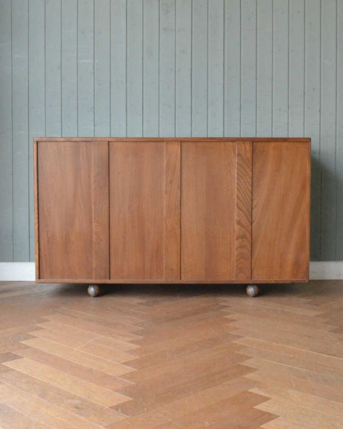 アーコールの家具 アンティーク家具 北欧スタイルのお部屋にピッタリ似合うビンテージ家具、アーコール社のサイドボード。もちろん後ろ姿もキレイですビンテージは新品ではないので、もちろん経年変化によるキズはあります。(q-1421-f)