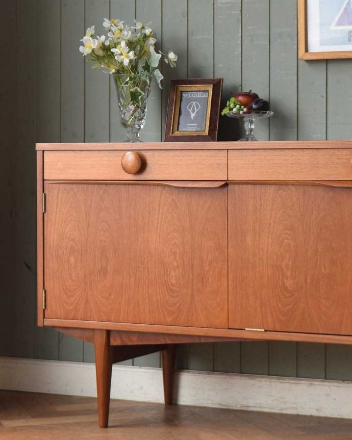 サイドボード　アンティーク家具　テレビボードにも使える、イギリスで買い付けたヴィンテージサイドボード。ヴィンテージ家具らしいあたたかさ。(q-1422-f)