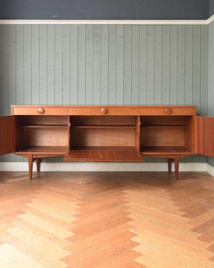 サイドボード　アンティーク家具　テレビボードにも使える、イギリスで買い付けたヴィンテージサイドボード。扉の奥はたっぷり収納扉を開けると、中にはたっぷりの収納。(q-1422-f)