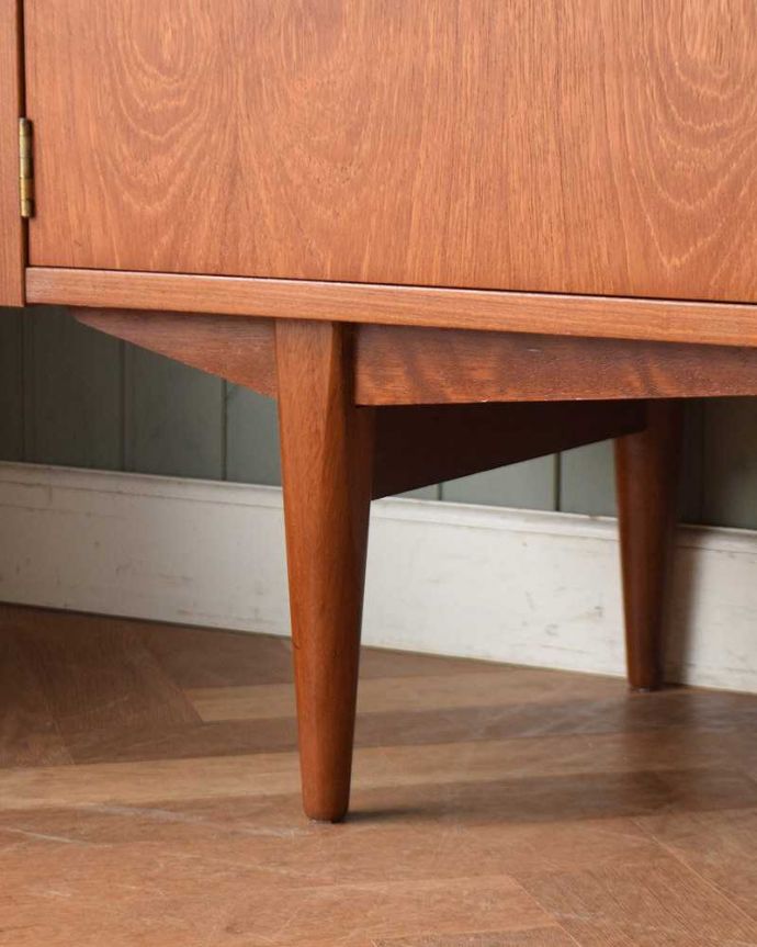 サイドボード　アンティーク家具　テレビボードにも使える、イギリスで買い付けたヴィンテージサイドボード。スッキリとした脚の裏には…Handleの家具の脚裏にはフェルトキーパーをお付けしています。(q-1422-f)