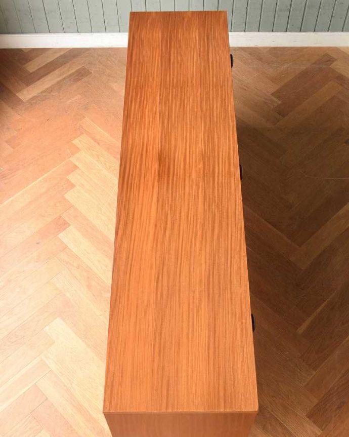 サイドボード　アンティーク家具　テレビボードにも使える、イギリスで買い付けたヴィンテージサイドボード。天板の塗装もキレイに仕上げましたヴィンテージの家具は修復方法が様々。(q-1422-f)