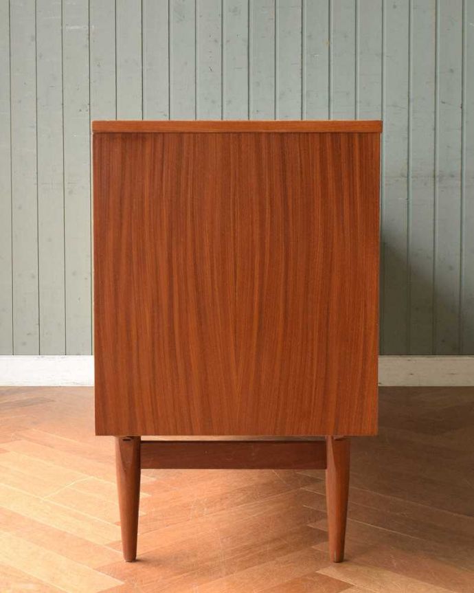 サイドボード　アンティーク家具　テレビボードにも使える、イギリスで買い付けたヴィンテージサイドボード。横から見てもスッキリどこから見てもスッキリとしてステキなヴィンテージ。(q-1422-f)