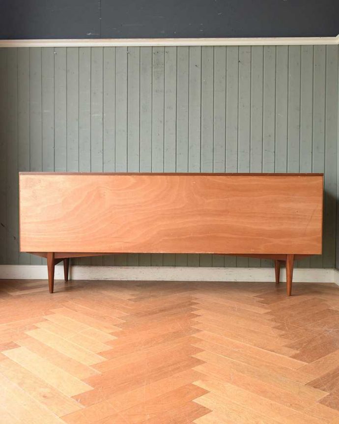 サイドボード　アンティーク家具　テレビボードにも使える、イギリスで買い付けたヴィンテージサイドボード。もちろん後ろ姿もキレイですビンテージは新品ではないので、もちろん経年変化によるキズはあります。(q-1422-f)