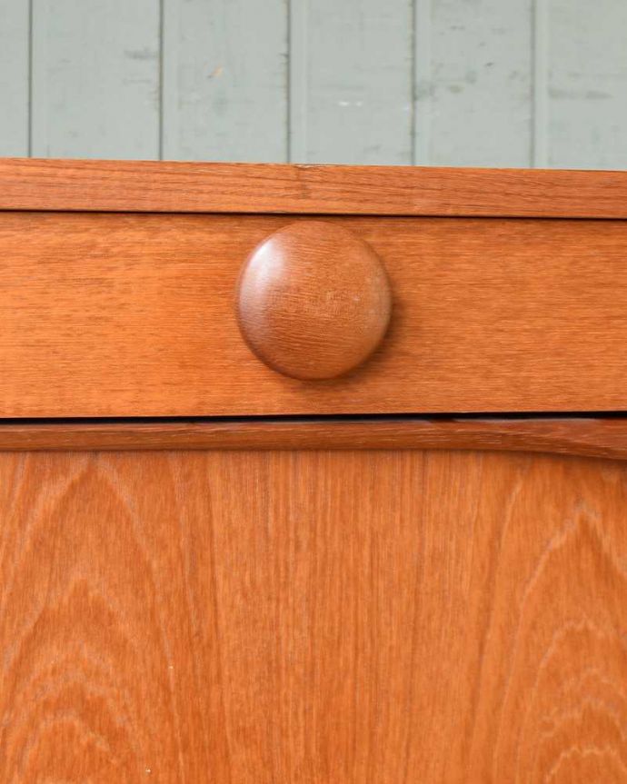 サイドボード　アンティーク家具　テレビボードにも使える、イギリスで買い付けたヴィンテージサイドボード。デザインの一部になっている取っ手取っ手のデザインもシンプルかつ機能的に。(q-1422-f)