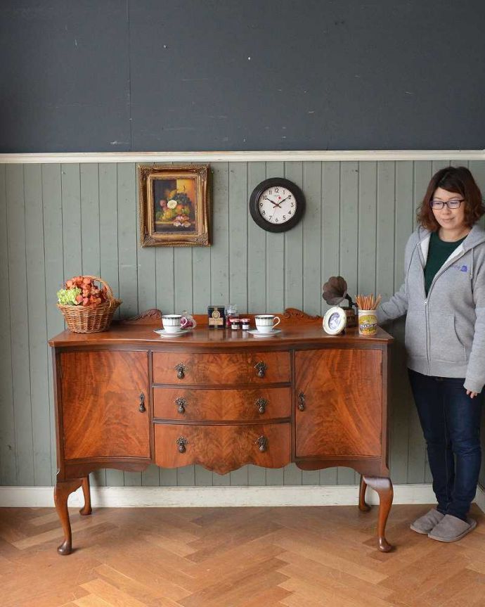 サイドボード　アンティーク家具　気品あるアンティーク家具、英国デザインの猫脚が美しいマホガニー材のサイドボード。気品のある大人の佇まいが優雅なサイドボード木目の美しさが際立つ大人のサイドボード。(q-1423-f)