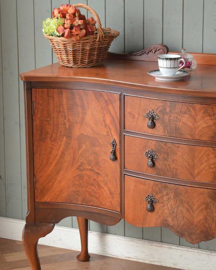 サイドボード　アンティーク家具　気品あるアンティーク家具、英国デザインの猫脚が美しいマホガニー材のサイドボード。アンティークだから手に入れることが出来る素材感今の時代、なかなか手に入れることが出来ない木目の美しさにうっとり。(q-1423-f)