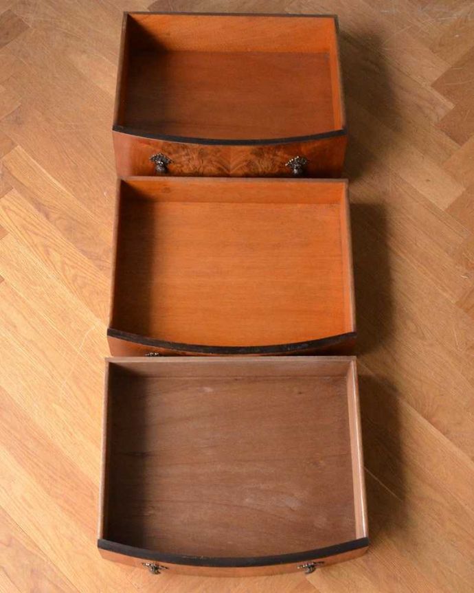 サイドボード　アンティーク家具　気品あるアンティーク家具、英国デザインの猫脚が美しいマホガニー材のサイドボード。引き出しの中もキレイに修復しましたもともとカトラリーを入れて使っていた引き出し。(q-1423-f)