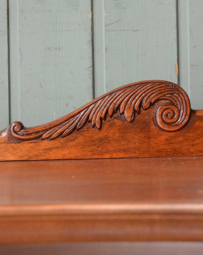サイドボード　アンティーク家具　気品あるアンティーク家具、英国デザインの猫脚が美しいマホガニー材のサイドボード。惚れ惚れするような美しさとっても堅い無垢材に一体どうやって彫っていったんでしょう？アンティークらしく細かい彫りを眺めているだけでうっとりしてしまいます。(q-1423-f)