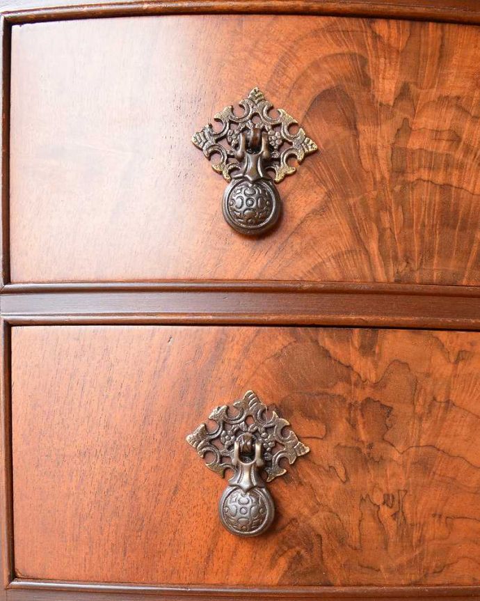 サイドボード　アンティーク家具　気品あるアンティーク家具、英国デザインの猫脚が美しいマホガニー材のサイドボード。取っ手にまでアンティークらしさ時間の流れが感じられる凝ったデザインの味わい深い取っ手。(q-1423-f)