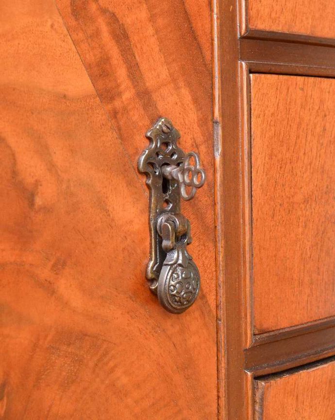 サイドボード　アンティーク家具　気品あるアンティーク家具、英国デザインの猫脚が美しいマホガニー材のサイドボード。小さなパーツにもこだわりが取っ手だけを見ても現代の家具より質感がいいのがわかります。(q-1423-f)