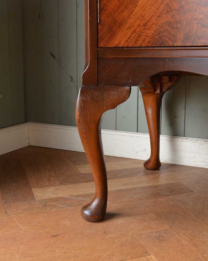 サイドボード　アンティーク家具　気品あるアンティーク家具、英国デザインの猫脚が美しいマホガニー材のサイドボード。女性1人でラクラク運べちゃう仕掛けHandleのアンティークは、脚の裏にフェルトキーパーをお付けしています。(q-1423-f)