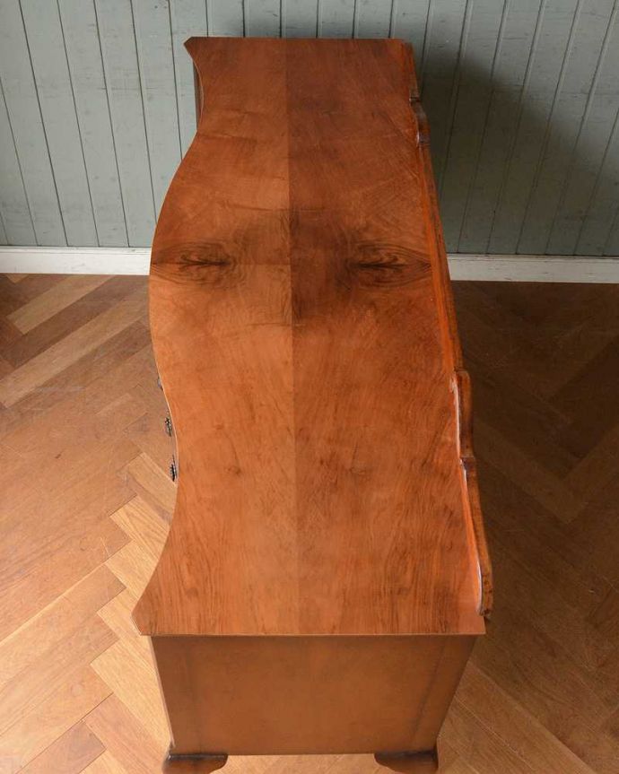 サイドボード　アンティーク家具　気品あるアンティーク家具、英国デザインの猫脚が美しいマホガニー材のサイドボード。上から見てるとこんな感じです。(q-1423-f)