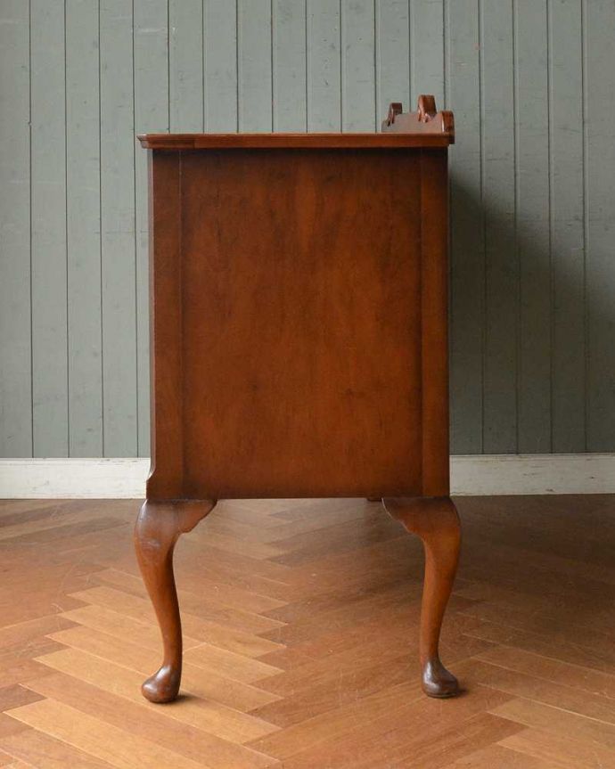 サイドボード　アンティーク家具　気品あるアンティーク家具、英国デザインの猫脚が美しいマホガニー材のサイドボード。もちろん横から見てもステキ横顔にだって妥協しません。(q-1423-f)