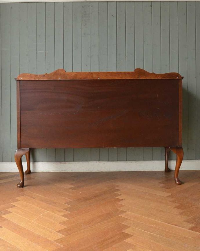 サイドボード　アンティーク家具　気品あるアンティーク家具、英国デザインの猫脚が美しいマホガニー材のサイドボード。さらに後ろ姿もチェックアンティークは新品ではないので経年変化によるキズはありますが、専門の職人が修復したので後ろ姿までキレイです。(q-1423-f)