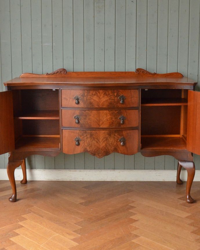サイドボード　アンティーク家具　気品あるアンティーク家具、英国デザインの猫脚が美しいマホガニー材のサイドボード。扉の奥にはたっぷりの収納。(q-1423-f)