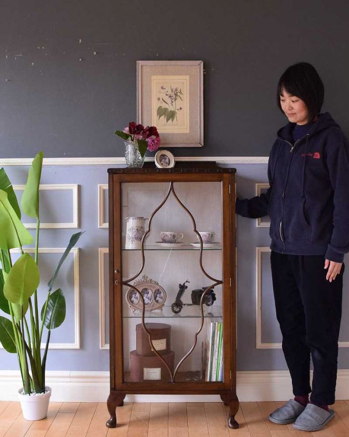 アンティークのキャビネット　アンティーク家具　英国スタイルのアンティーク家具、ウォルナット材のショーケース（ガラスキャビネット） 。どこにでも置けちゃうサイズが魅力のキャビネットちょっとしたスペースがあればどこにでも置けちゃうコンパクトサイズのガラスキャビネット。(q-1426-f)