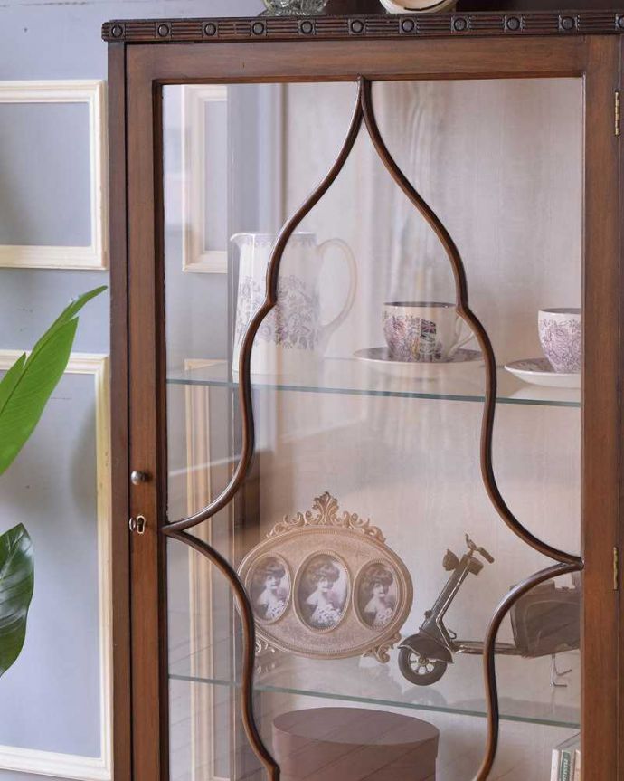 アンティークのキャビネット　アンティーク家具　英国スタイルのアンティーク家具、ウォルナット材のショーケース（ガラスキャビネット） 。ガラス越しに中をのぞいてみると･･･中に入れたものが、なんだかちょっと高級に見えちゃうんです。(q-1426-f)