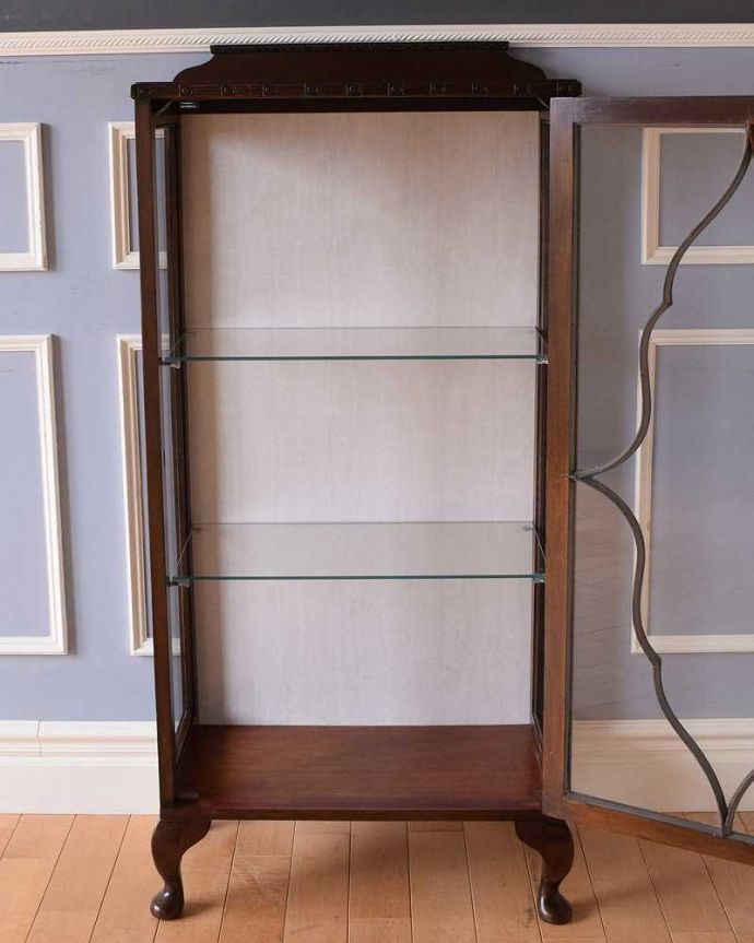 アンティークのキャビネット　アンティーク家具　英国スタイルのアンティーク家具、ウォルナット材のショーケース（ガラスキャビネット） 。扉を開けると、中はこんな感じです職人が背板の生地を新しいもので張り替えてキレイに修復して仕上げました。(q-1426-f)