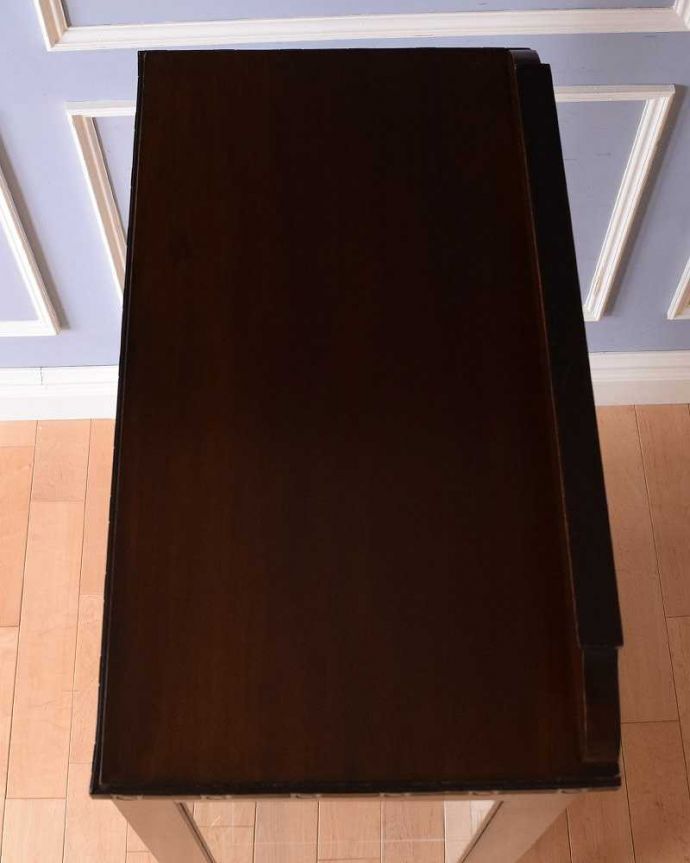 アンティークのキャビネット　アンティーク家具　英国スタイルのアンティーク家具、ウォルナット材のショーケース（ガラスキャビネット） 。上から形を見てみましょうキャビネットの形はこんな感じです。(q-1426-f)