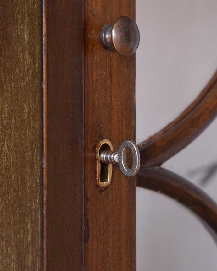 アンティークのキャビネット　アンティーク家具　英国スタイルのアンティーク家具、ウォルナット材のショーケース（ガラスキャビネット） 。開ける度にワクワクアンティークらしくカギが取っ手の代わり。(q-1426-f)