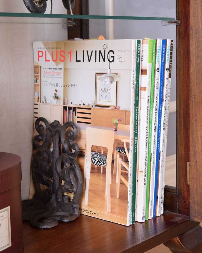 アンティークのキャビネット　アンティーク家具　英国スタイルのアンティーク家具、ウォルナット材のショーケース（ガラスキャビネット） 。扉の中は収納たっぷりA4サイズの雑誌までしっかり収納出来ちゃう大きさ。(q-1426-f)