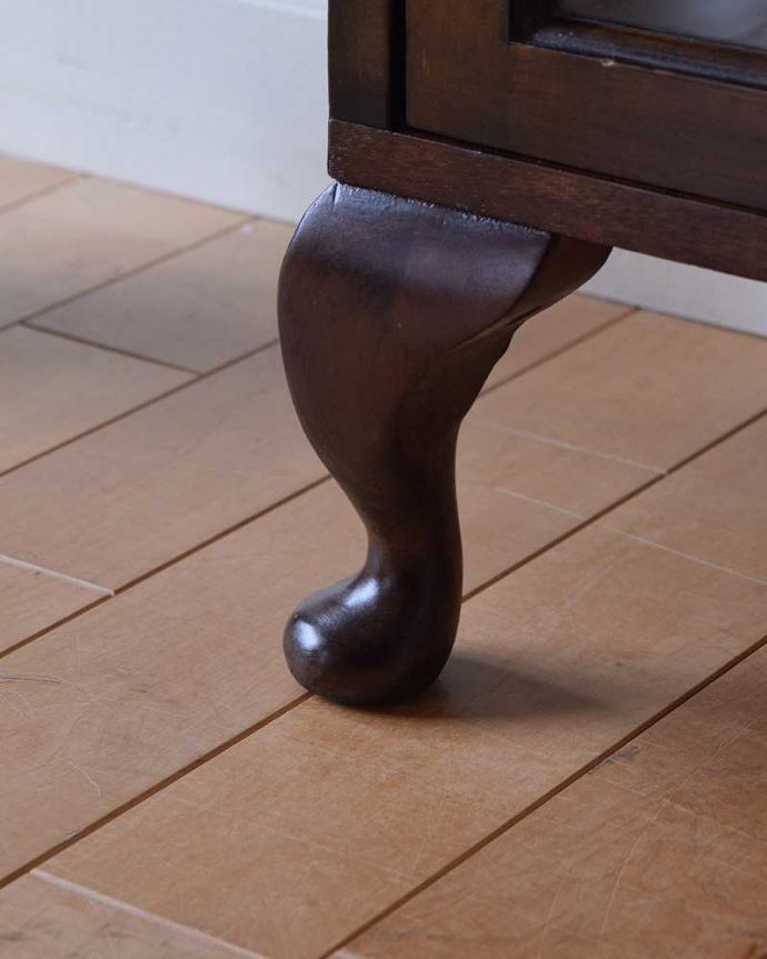 アンティークのキャビネット　アンティーク家具　英国スタイルのアンティーク家具、ウォルナット材のショーケース（ガラスキャビネット） 。女性1人でラクラク運べちゃう仕掛けHandleのアンティークは、脚の裏にフェルトキーパーをお付けしています。(q-1426-f)