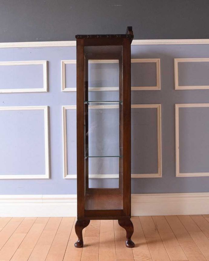 アンティークのキャビネット　アンティーク家具　英国スタイルのアンティーク家具、ウォルナット材のショーケース（ガラスキャビネット） 。横から見ると･･･横面もガラス。(q-1426-f)