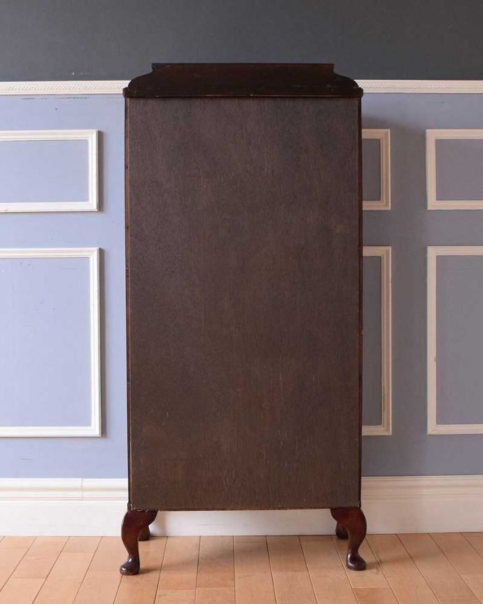 アンティークのキャビネット　アンティーク家具　英国スタイルのアンティーク家具、ウォルナット材のショーケース（ガラスキャビネット） 。修復してあるので後姿もキレイ！アンティークは新品ではないので、もちろん経年変化によるキズはありますが、専門の職人がキレイに修復したので、後ろ姿もキレイです。(q-1426-f)