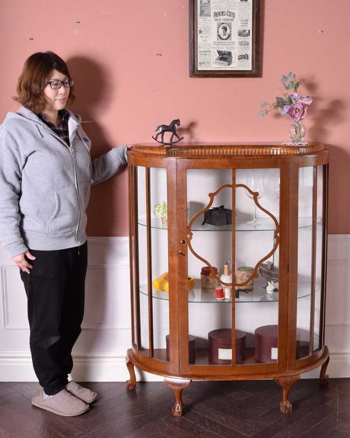 アンティークのキャビネット アンティーク家具 木製の繊細なフレームが美しいアンティーク家具、英国のガラスキャビネット(ショーケース) 。おススメNo.1のアンティーク家具もともとチャイナキャビネットとして陶器を見せながら収納するために造られたガラスの扉のキャビネット。(q-1427-f)