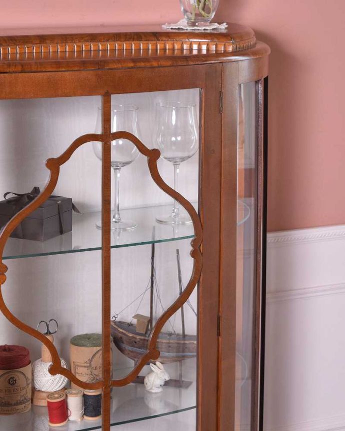 アンティークのキャビネット アンティーク家具 木製の繊細なフレームが美しいアンティーク家具、英国のガラスキャビネット(ショーケース) 。ガラス越しに見るお気に入りの美しさ…光をたっぷり取り入れてくれるガラス扉と棚板。(q-1427-f)