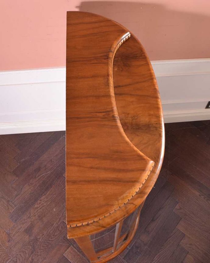 アンティークのキャビネット アンティーク家具 木製の繊細なフレームが美しいアンティーク家具、英国のガラスキャビネット(ショーケース) 。こんな形のキャビネットです。(q-1427-f)