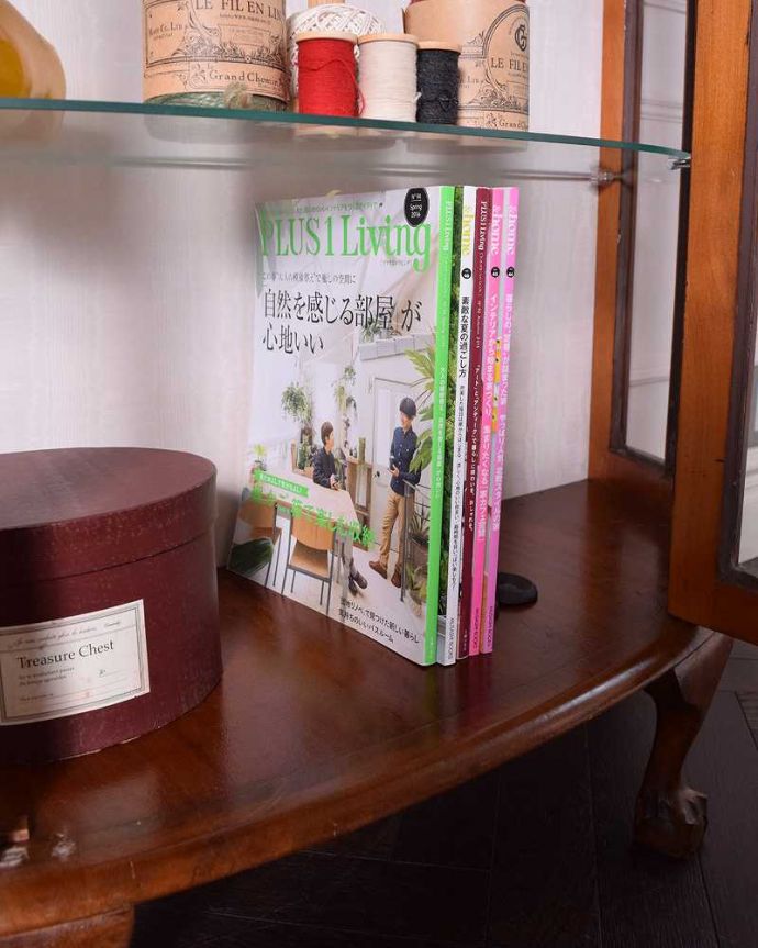 アンティークのキャビネット アンティーク家具 木製の繊細なフレームが美しいアンティーク家具、英国のガラスキャビネット(ショーケース) 。扉の中は収納たっぷりA4サイズの雑誌までしっかり収納出来ちゃう大きさ。(q-1427-f)